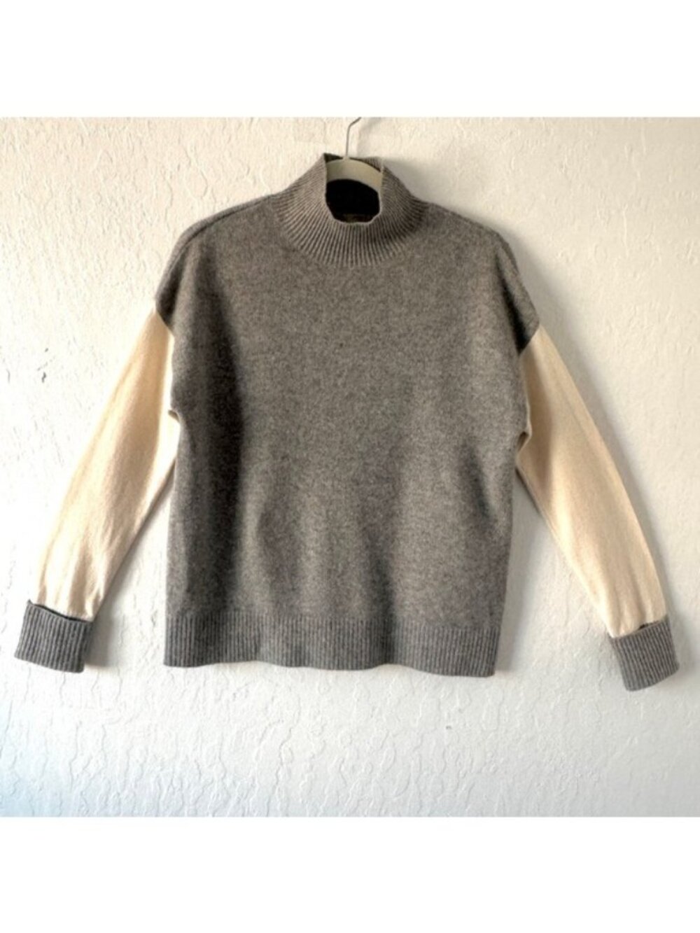Halogen 100% cashmere Gray and Cream turtle neck Color block Sweater Medium